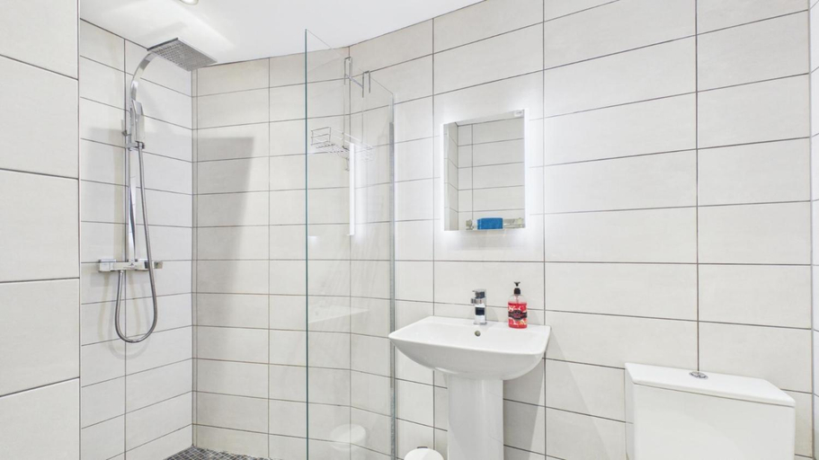 Bathroom 3, Sea Legs - 2 Bedroom Apartment - Tenby, Pembrokeshire