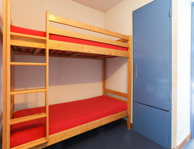 Room 5, Bright Studio With Cosy Sleeping Corner, Isère