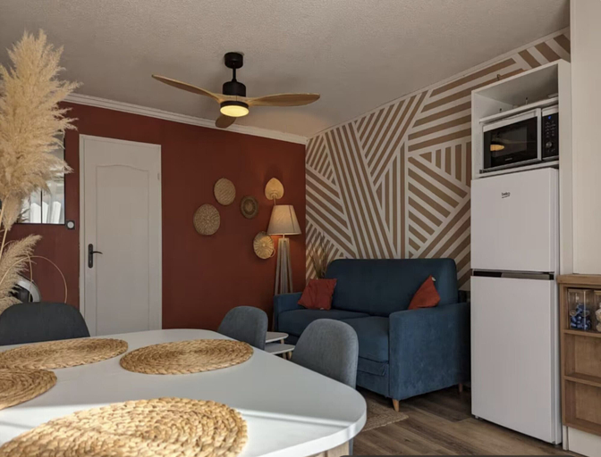 Dining 4, Coastal Apartment in Agde, Parking, Hérault