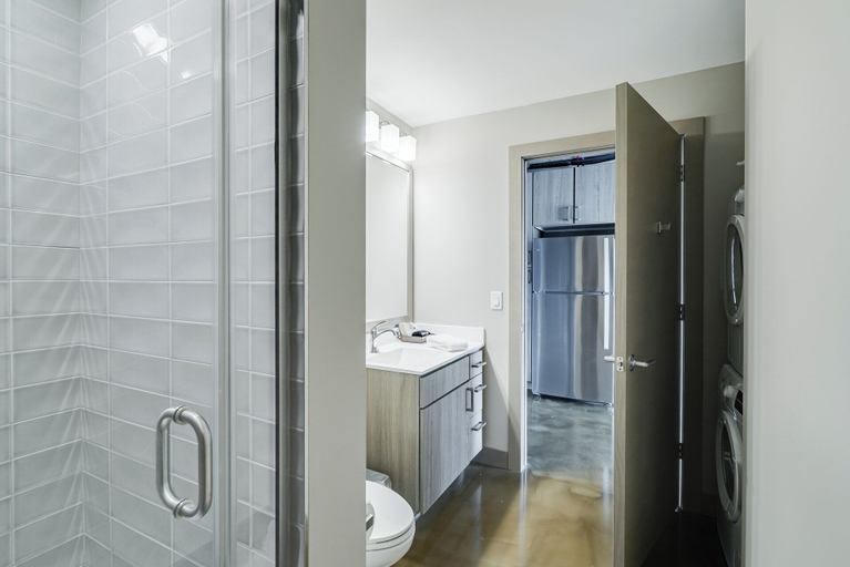 Bathroom 4, Sable 607 - Alcove, Hennepin