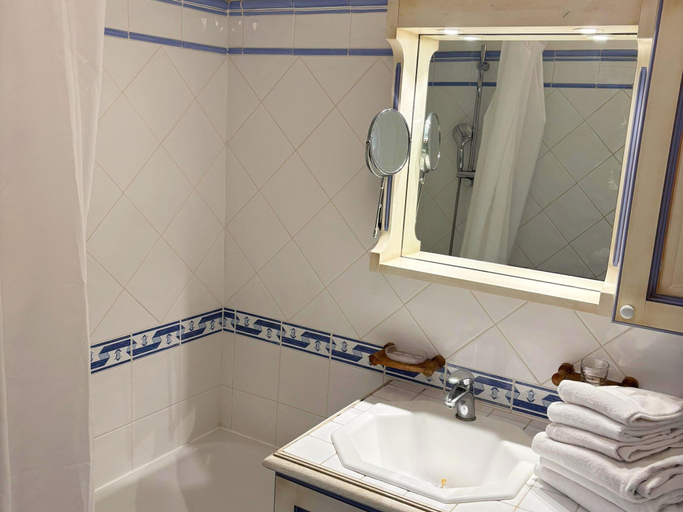 Bathroom 4, Family Suite With Pool Access, Var
