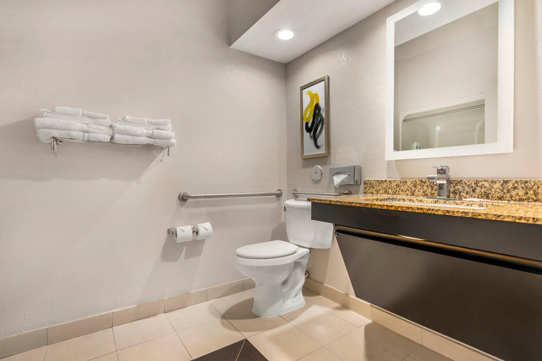 Bathroom 4, Comfort Inn & Suites St Louis, Saint Louis