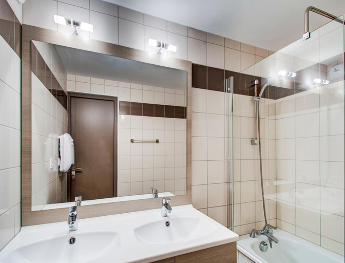 Bathroom 2, 8-Guest 3-Bedroom Apartment, Hautes-Pyrénées
