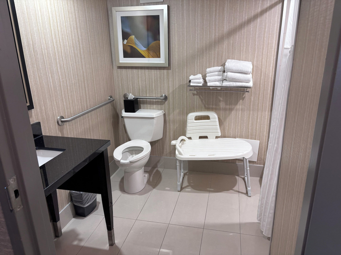 Bathroom 5, DoubleTree by Hilton Pointe Claire Montreal Airport West, Montréal