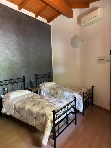 Bedroom 4, Samarcanda Hotel & Parking di Parmigiani Silvia, Rome