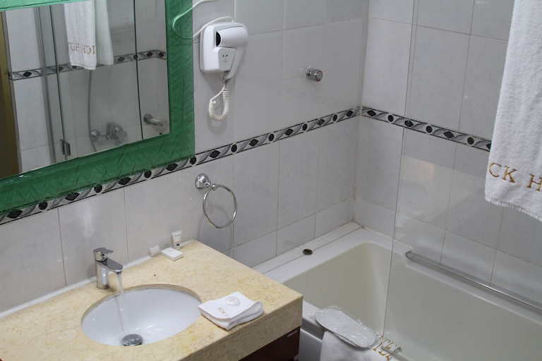 Bathroom 5, Royal Nick Hotel, Tema
