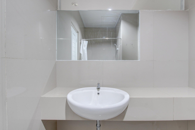 Bathroom 5, Stylish Deluxe Stay With Free Wifi and Parking, Sukoharjo