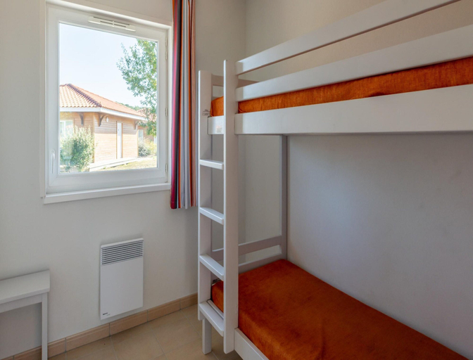 Room 5, Home for 8 With Pool and Sauna, Landes