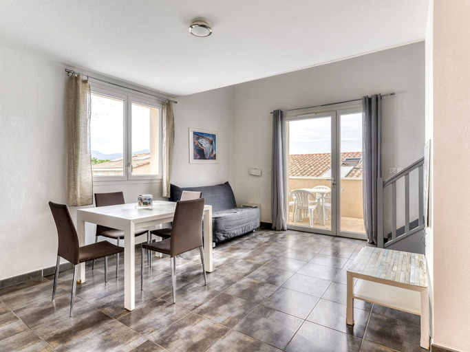 Dining 5, Charming Village Apartment for 4, Pyrénées-Orientales