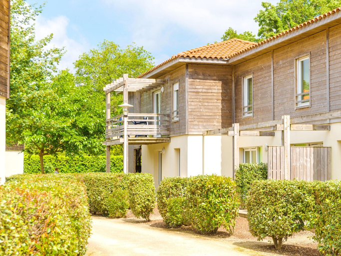 Exterior 2, Lakeside Maisonette Retreat, Landes