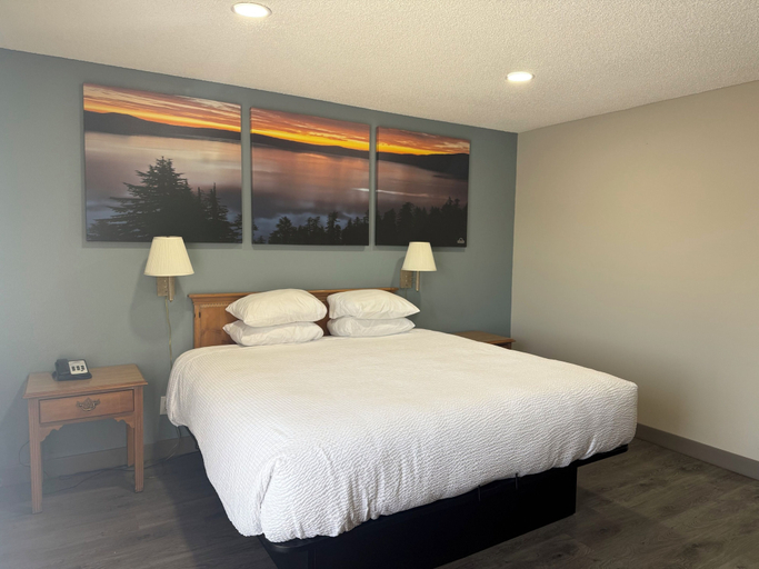 Bedroom 2, Days Inn by Wyndham Medford, Jackson