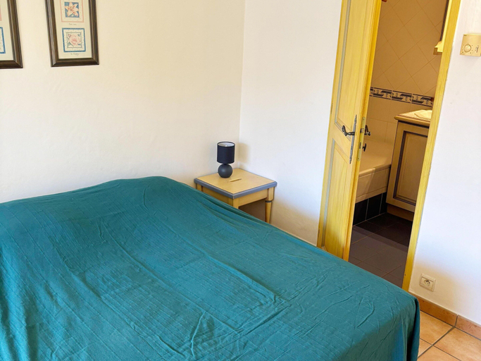Room 5, Provencal Apartment in Town Center, Var