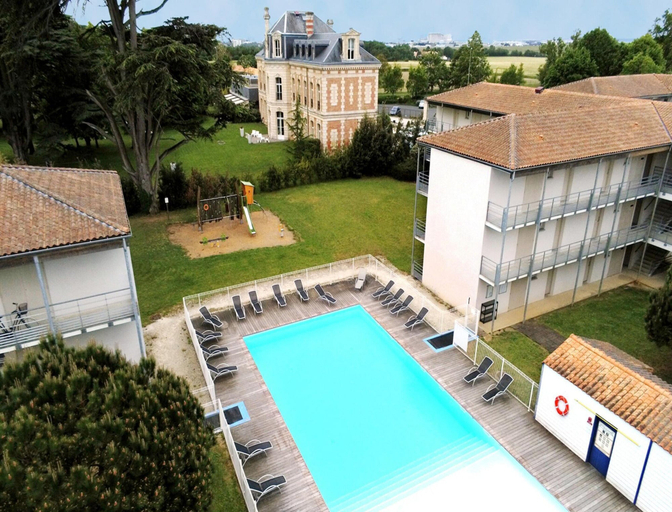 Pool 2, Spacious Stay for 6 in La Rochelle, Charente-Maritime