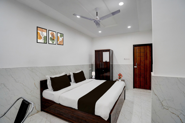 Room 4, Deluxe Vikas Nagar Post Office Metro, Lucknow