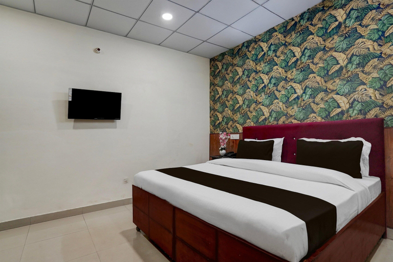 Room 5, Deluxe Hotel Alpha, Sahibzada Ajit Singh Nagar