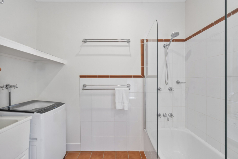 Bathroom 4, Relaxing Stay Near Brisbane's Cultural Heart, Norman Park