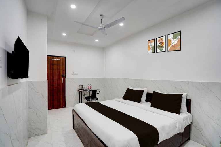 Room 3, Deluxe Vikas Nagar Post Office Metro, Lucknow