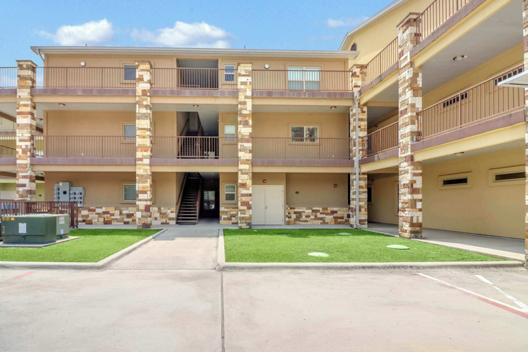Exterior 2, Cliffside Paradise Waterfront, Comal