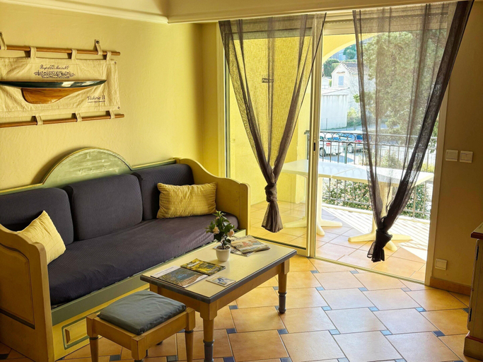 Living room 2, Provencal Apartment in Town Center, Var