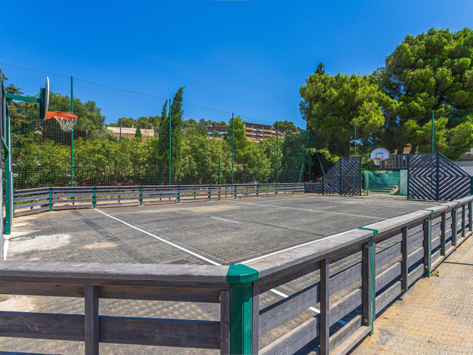 Sport court 3, Coastal Couples Retreat Near Argentiere, Var