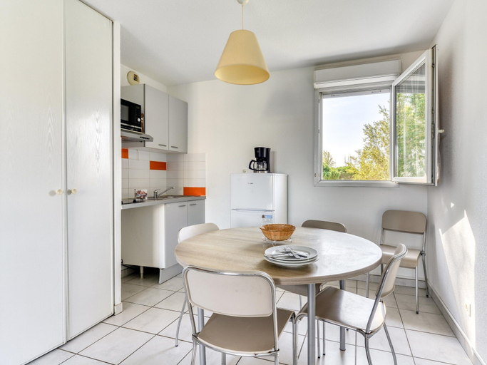 Dining 4, Pool View Apartment for Six, Gard