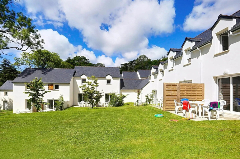 Exterior 2, Duplex Cottage for 4 With Pool Access, Finistère