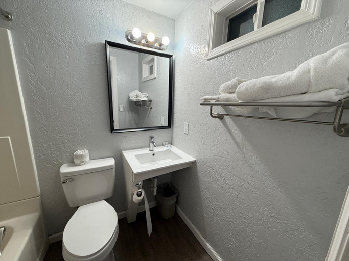Bathroom 2, Budget Inn Bend, Deschutes
