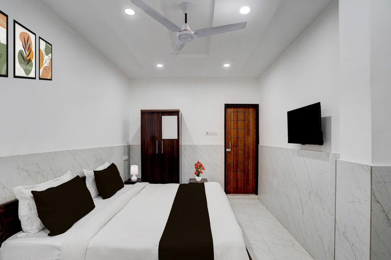Room 5, Deluxe Vikas Nagar Post Office Metro, Lucknow