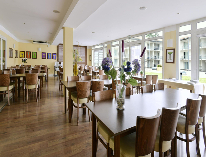 Dining 5, La Rochelle Coastal Stay for 4, Charente-Maritime