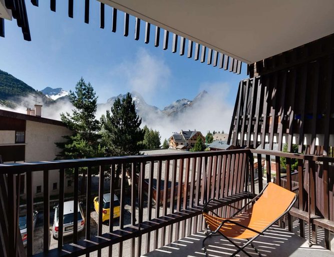 Balcony 4, Slope-side apartment with balcony views, Isère