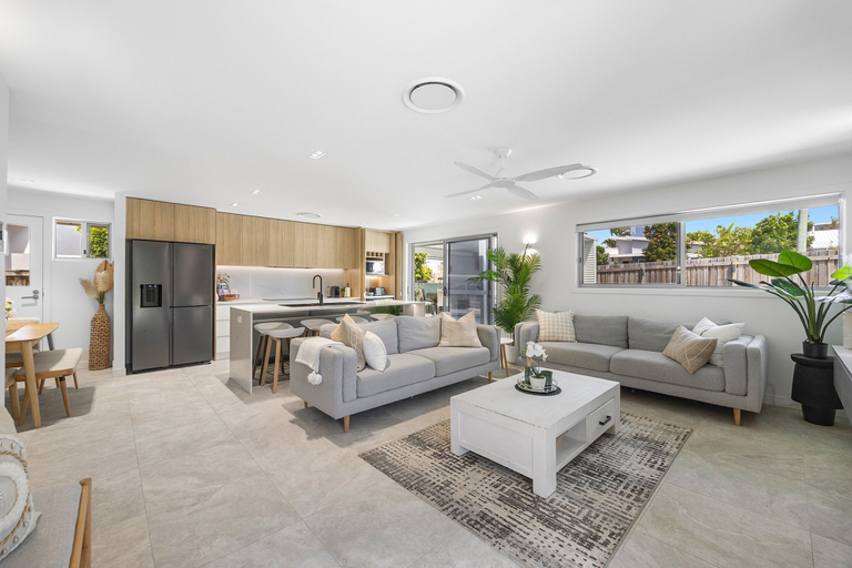 Living room 4, Spacious 4-bed Coastal Home With Pool, Maroochy - Mooloolaba
