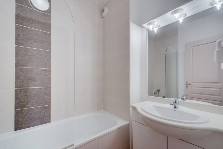 Bathroom 3, Modern 2-Bedroom Vineyard House, Hérault
