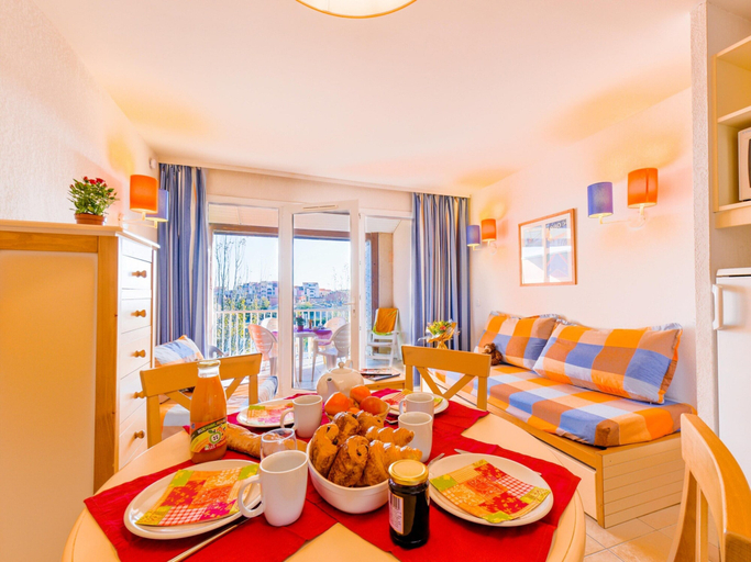 Dining 4, Apartment in Le Barcares With Pool, Pyrénées-Orientales
