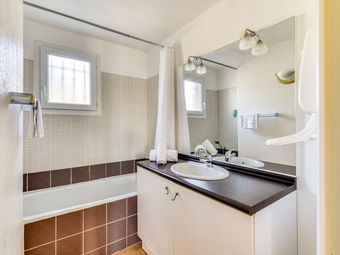 Bathroom 2, Group Retreat With Four Bedrooms, Aude