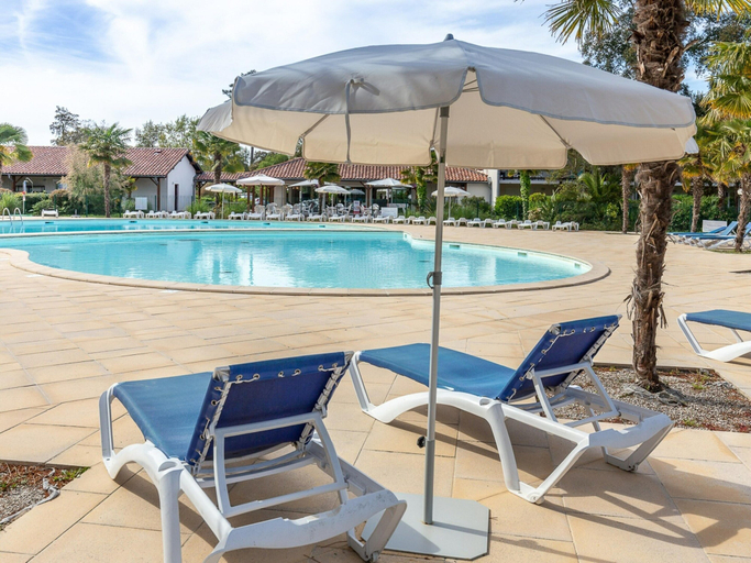 Pool 5, Coastal Retreat Near Sandy Beach, Hérault