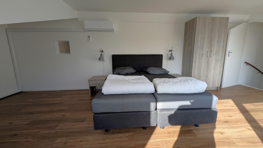 Room 2, Landal holiday park, Kijkduin Park, cottage 151, Den Haag