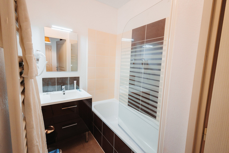 Bathroom, Apartment for 6 in Ax-les-thermes, Ariège