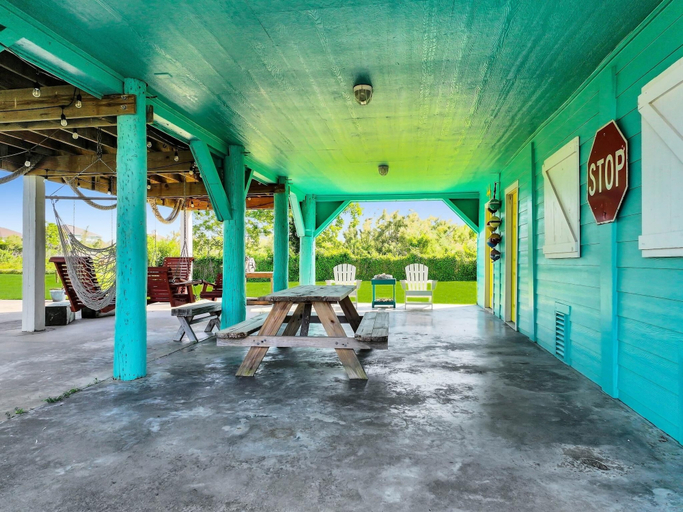 Outdoor dining 3, Sea Level 2 Bedroom Home, Galveston