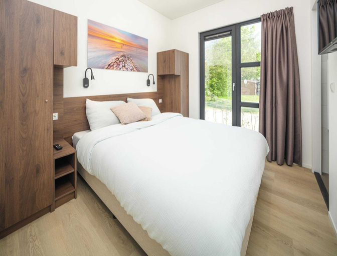 Room 3, Workum 6-person Beach Resort Home