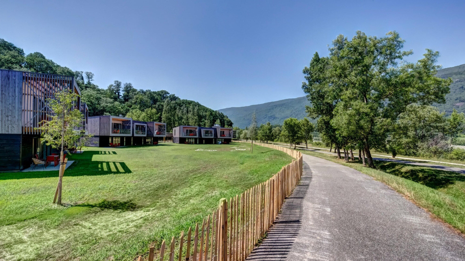 Garden, Nature-focused 4-guest Apartment, Savoie