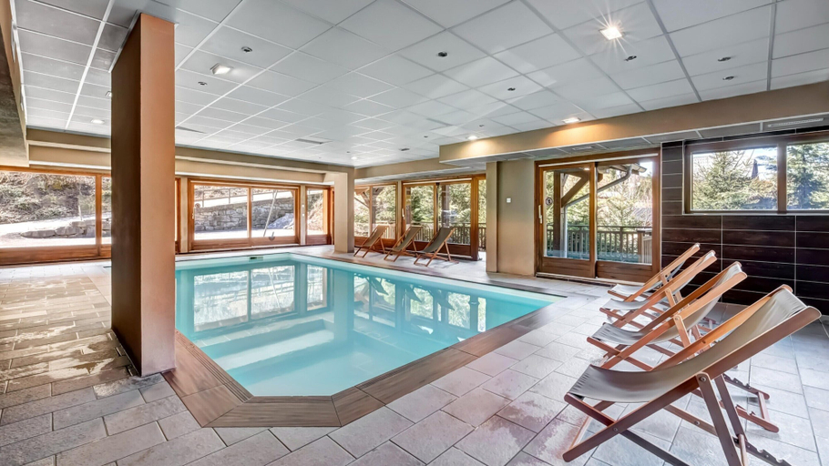 Pool 3, Couple Getaway With Mountain View, Haute-Savoie