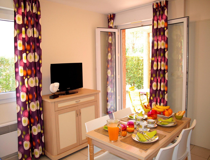 Dining 2, Spacious Beachside Comfort for 6, Pyrénées-Orientales
