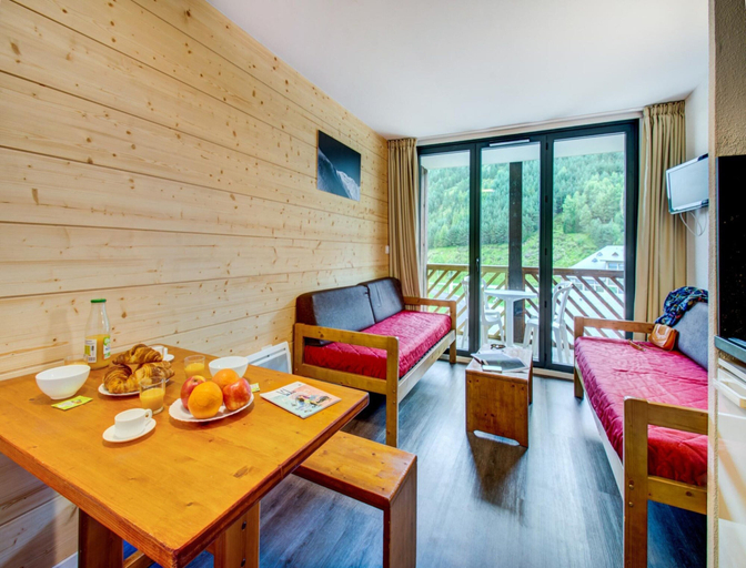 Dining, High-altitude Home for 4, Hautes-Pyrénées