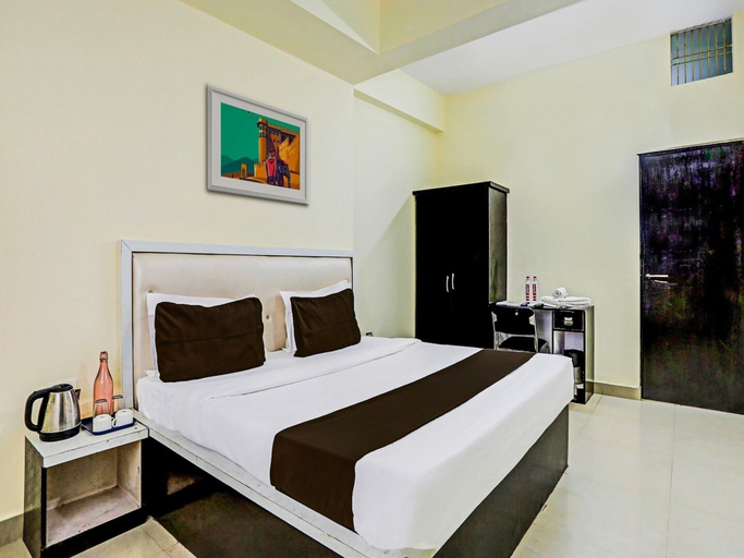 Room 5, Classic With Balcony Yug Residency, Varanasi