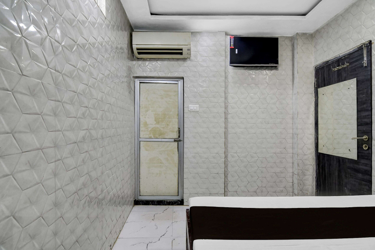Room 3, Premium Girish Park Metro Station Kolkata, Kolkata