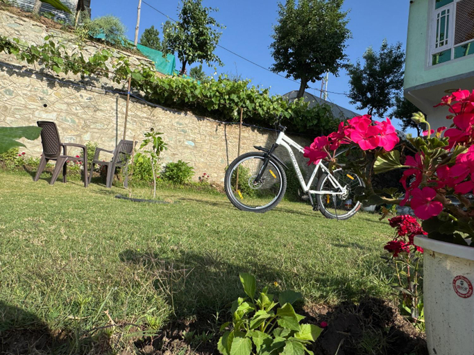 Others 4, Everest Guest House, Baramulla