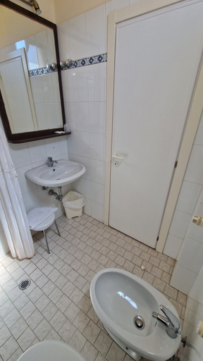 Bathroom 5, Alibi, Rimini