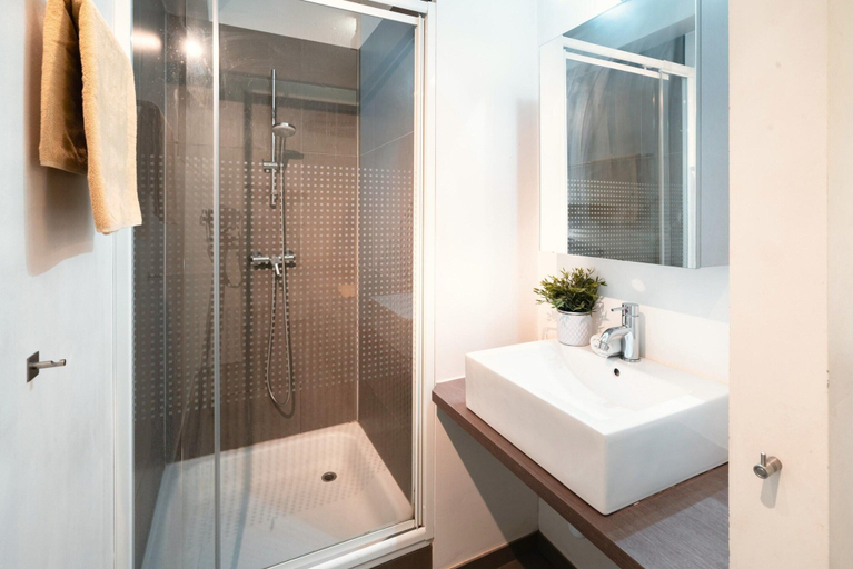Bathroom 2, Deluxe 7-Guest Apartment in Antwerp, Antwerpen