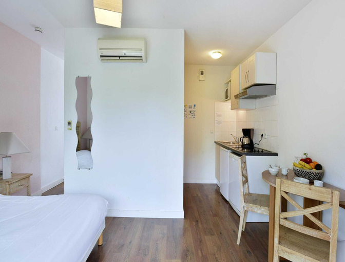 Dining 4, Accessible Stay Near La Rochelle, Charente-Maritime