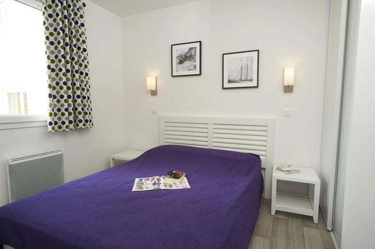 Room 4, Spacious Coastal Duplex Cottage for 8, Finistère